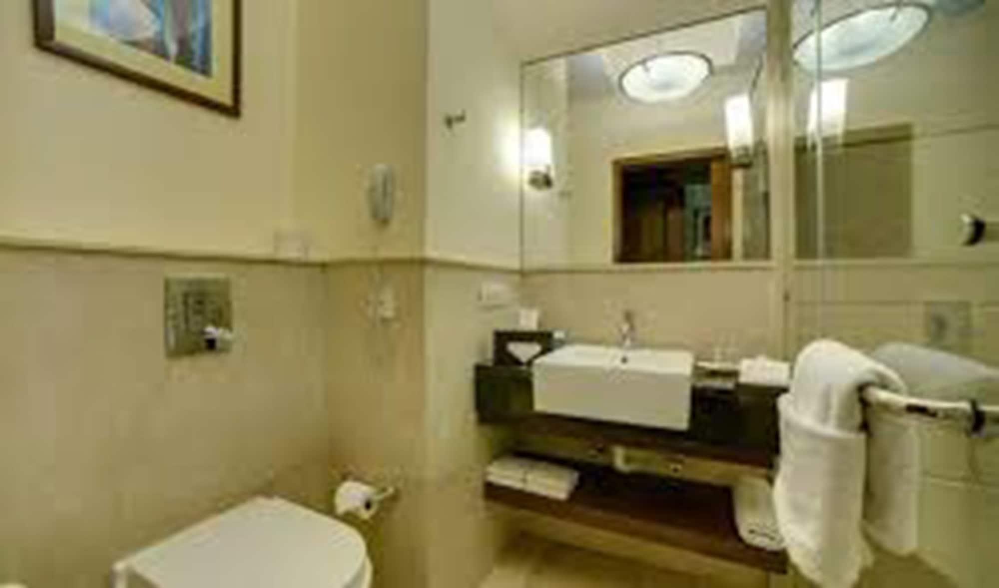 Hotel Deventure Sarovar Portico Kapashera, New Delhi (National Capital Territory of India)
