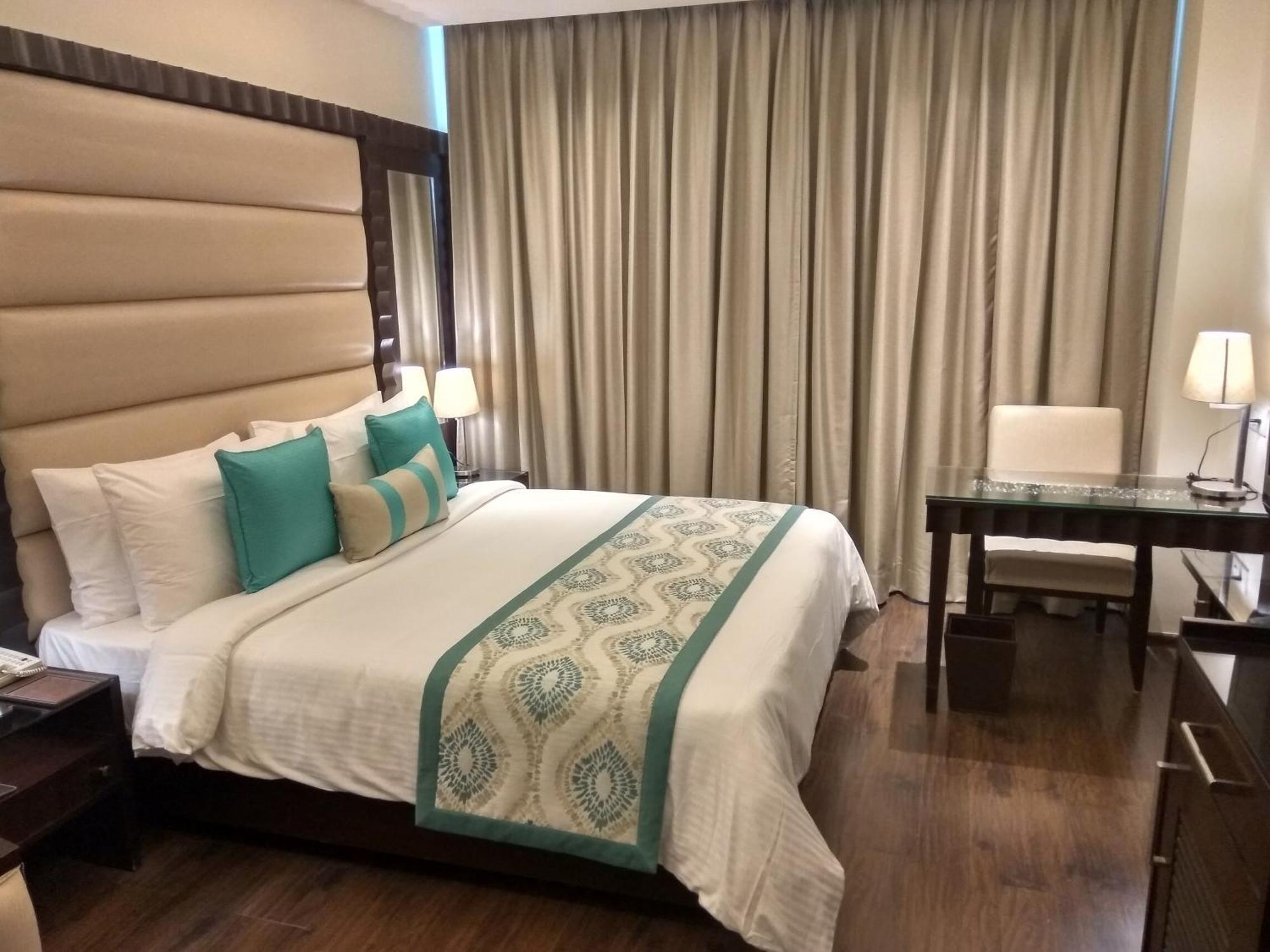 Hotel Deventure Sarovar Portico Kapashera, New